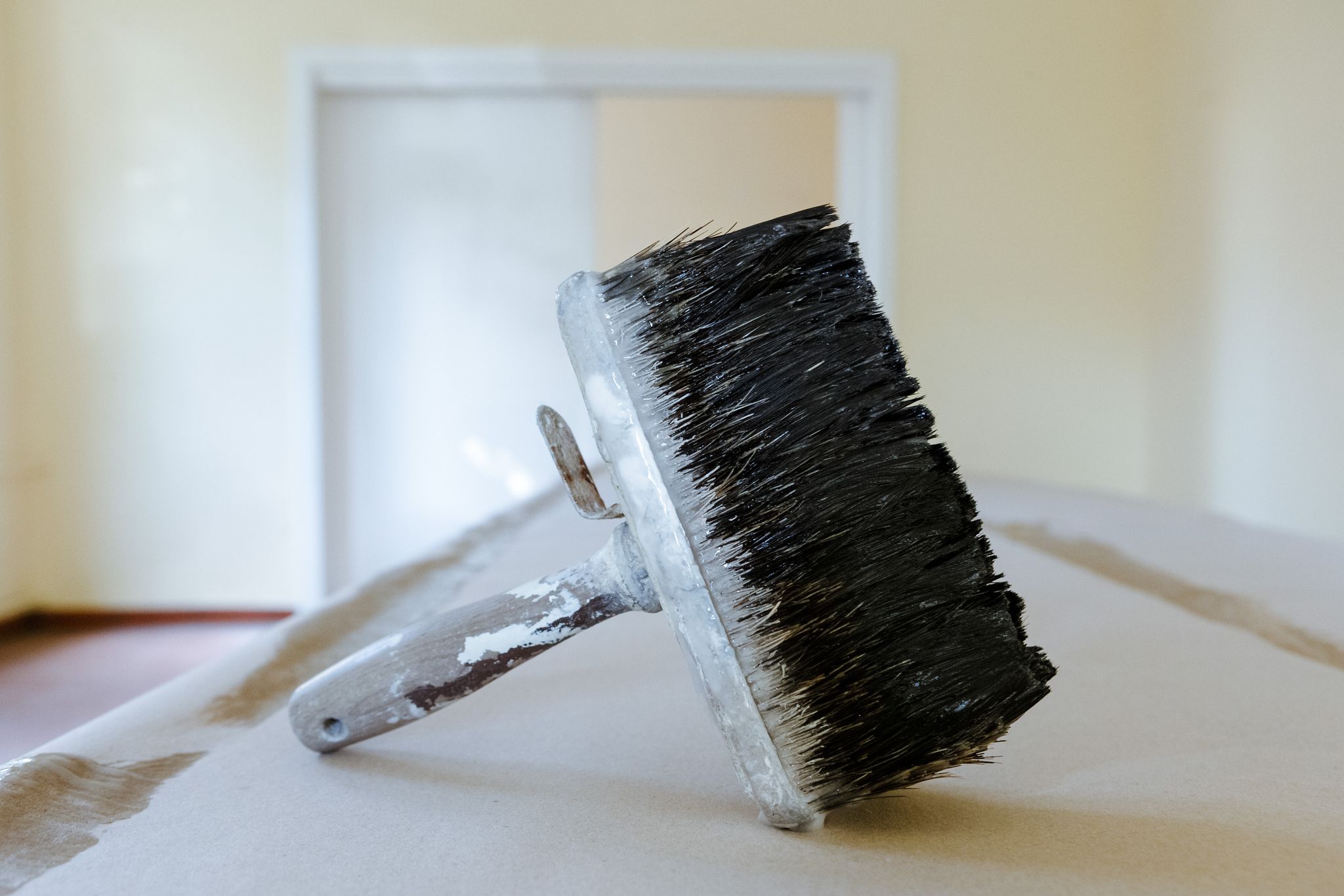 Wie Sie Tapeten mit Struktur an die Wand bringen